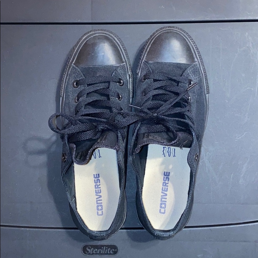 Black unisex converse low top shoes